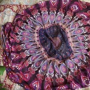 Round sheer tapestry